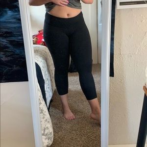 Lululemon cropped black Capri leggings size 8